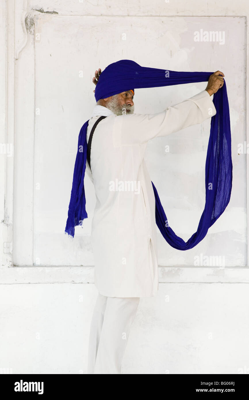 Sikh Mann Befestigung seinen Turban im Goldenen Tempel in Amritsar, Indien. Stockfoto