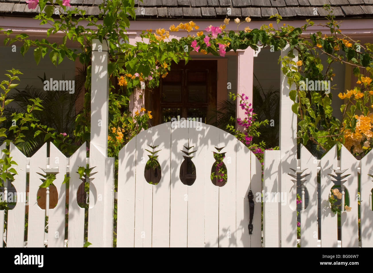 Weißer Lattenzaun mit Ananas-förmigen Aussparungen, traditionelle Hütte, Dunmore Town, Harbour Island, Bahamas, West Indies Stockfoto