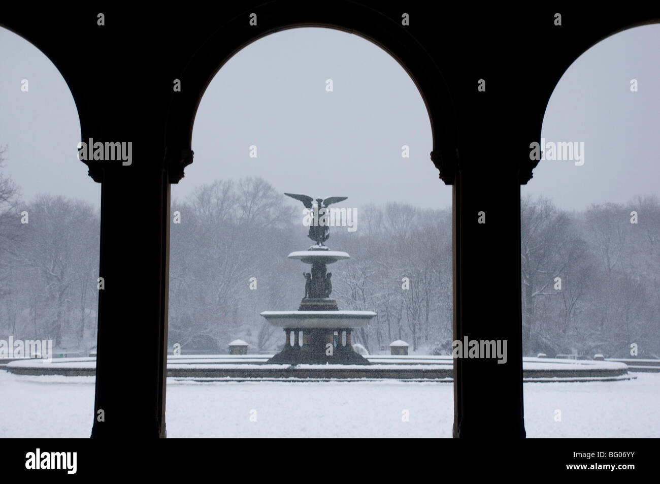 Bethesda-Brunnen im Central Park in einem Schneesturm, New York City, New York State, Vereinigten Staaten von Amerika, Nordamerika Stockfoto