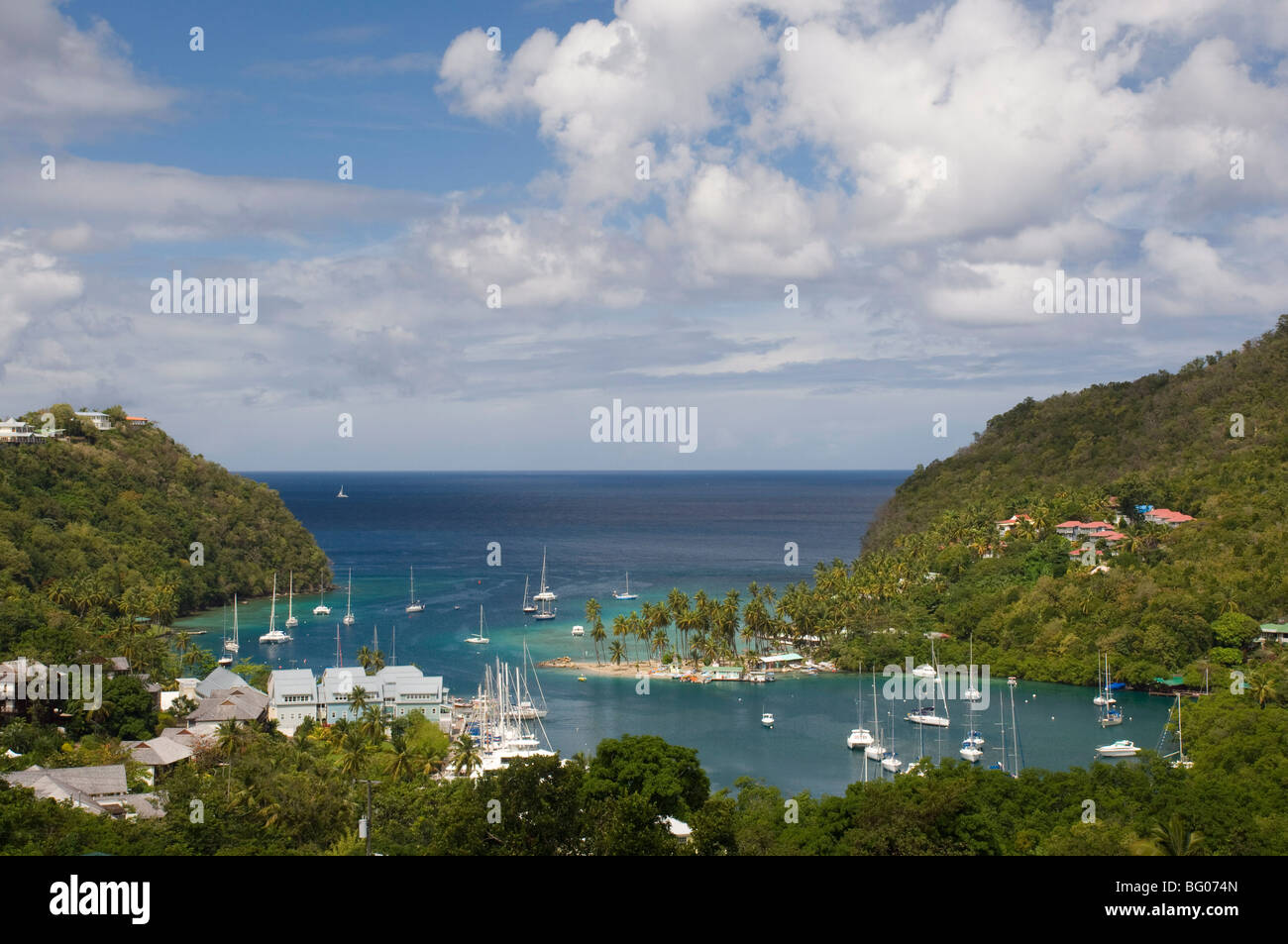 Eine Luftaufnahme von Yachten in Marigot Bay, St. Lucia, Windward-Inseln, West Indies, Karibik, Mittelamerika Stockfoto