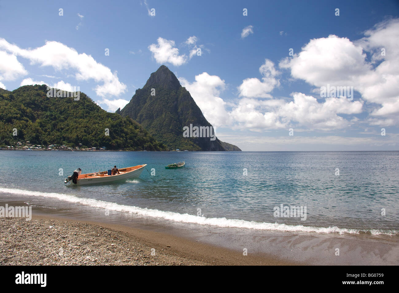 Einen Ausblick auf die Pitons in der Nähe von Soufriere in St. Lucia, Windward-Inseln, West Indies, Karibik, Mittelamerika Stockfoto
