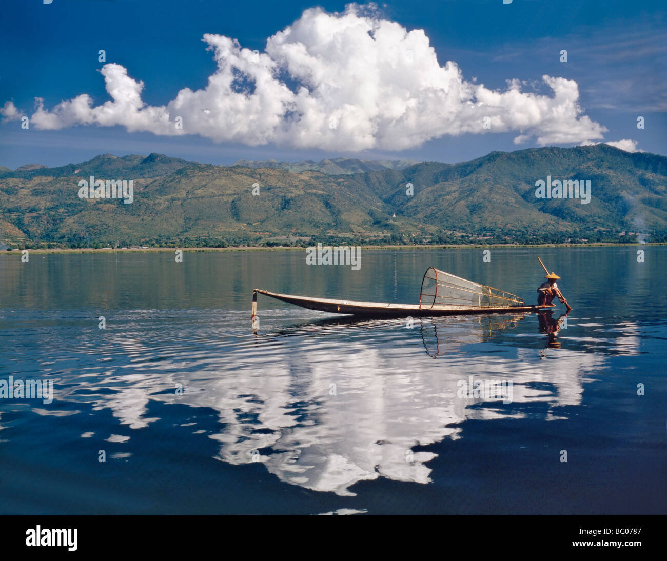 Kleines Fischerboot am Inle-See, Shan State in Myanmar (Burma), Asien Stockfoto