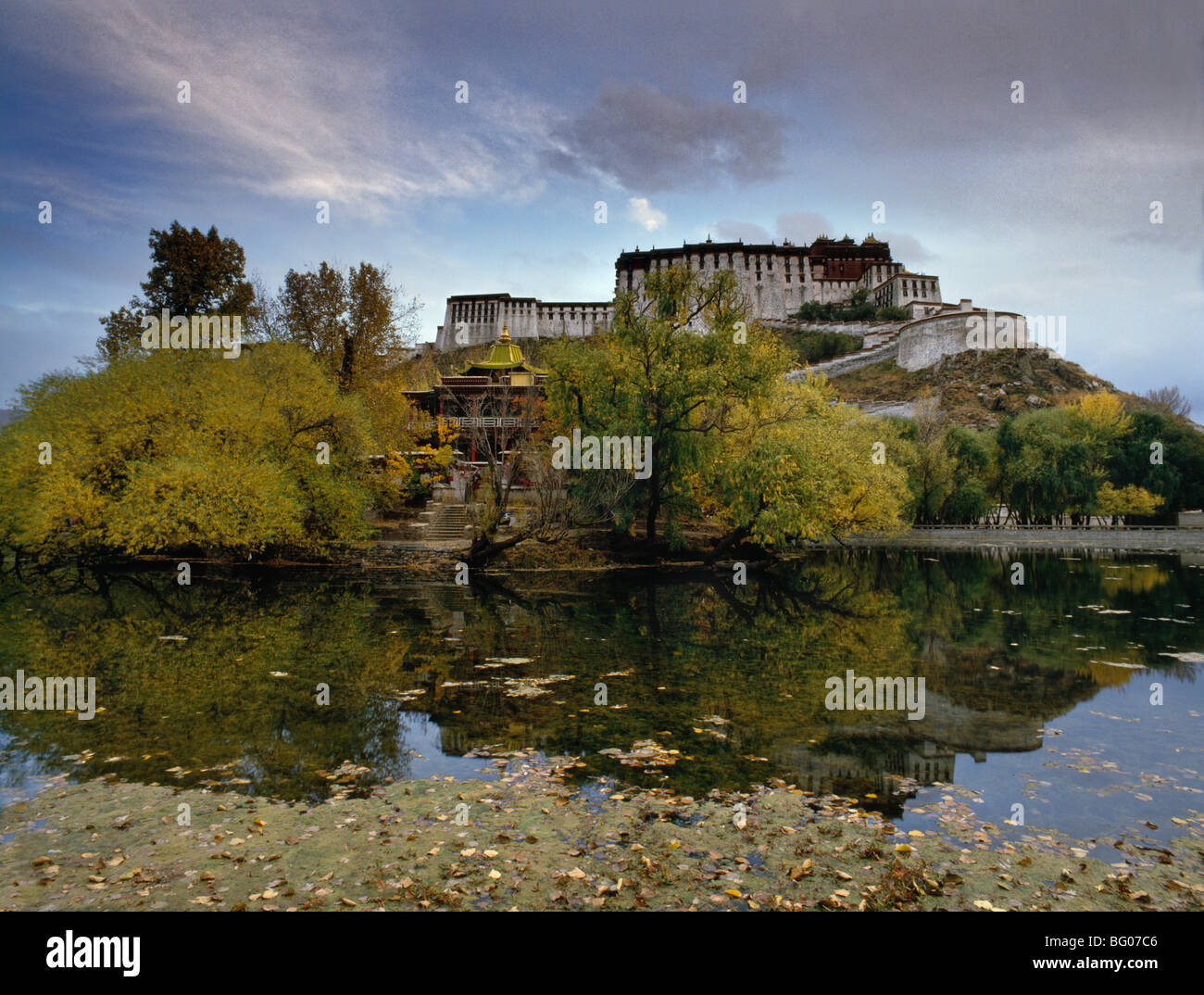 Potala-Palast, ehemalige Wohnhaus des Dalai Lama, UNESCO-Weltkulturerbe und Drachenkönig Pool, Lhasa, Tibet, China, Asien Stockfoto