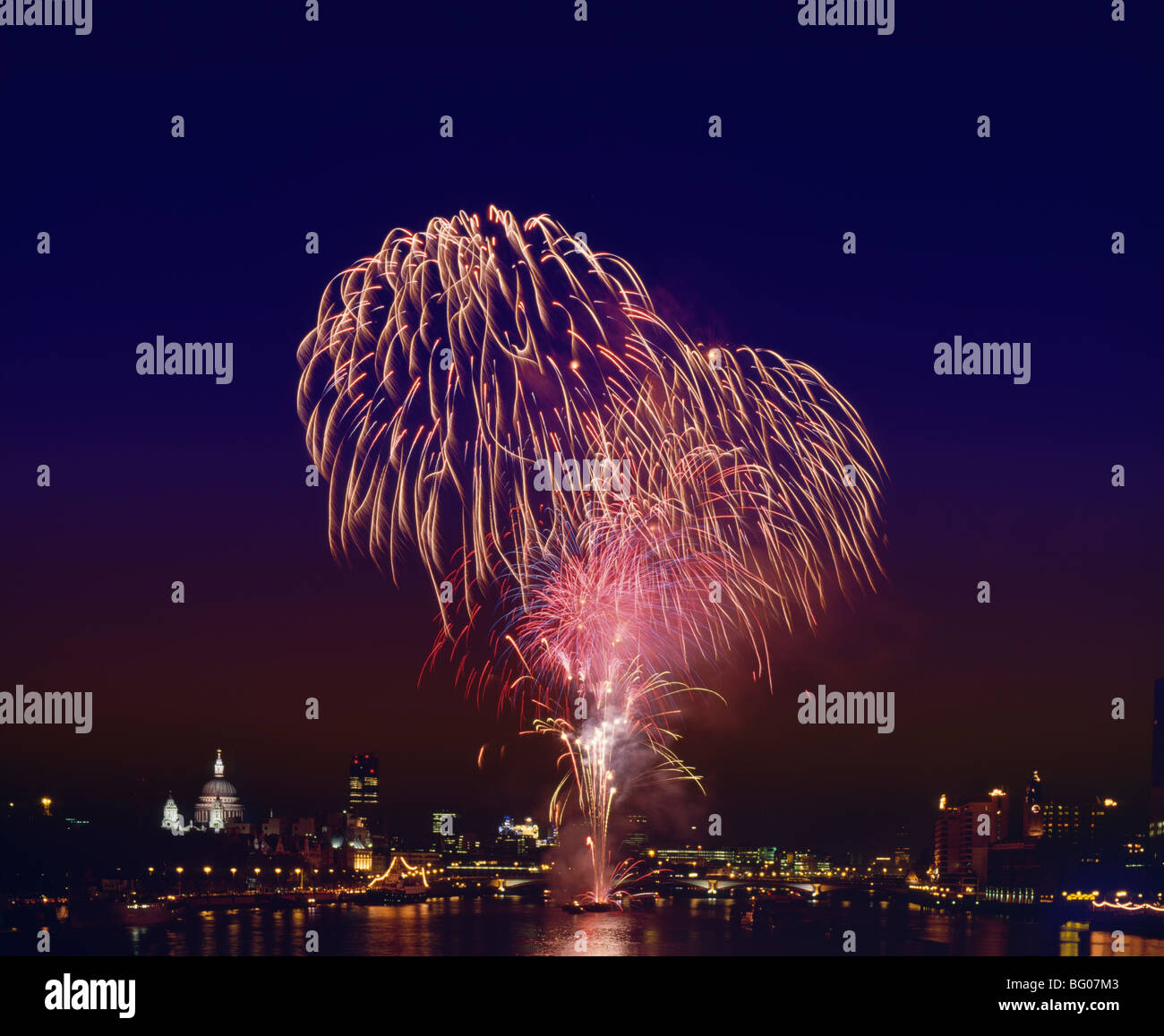 Feuerwerk über dem Fluss Themse, London, England, Vereinigtes Königreich, Europa Stockfoto