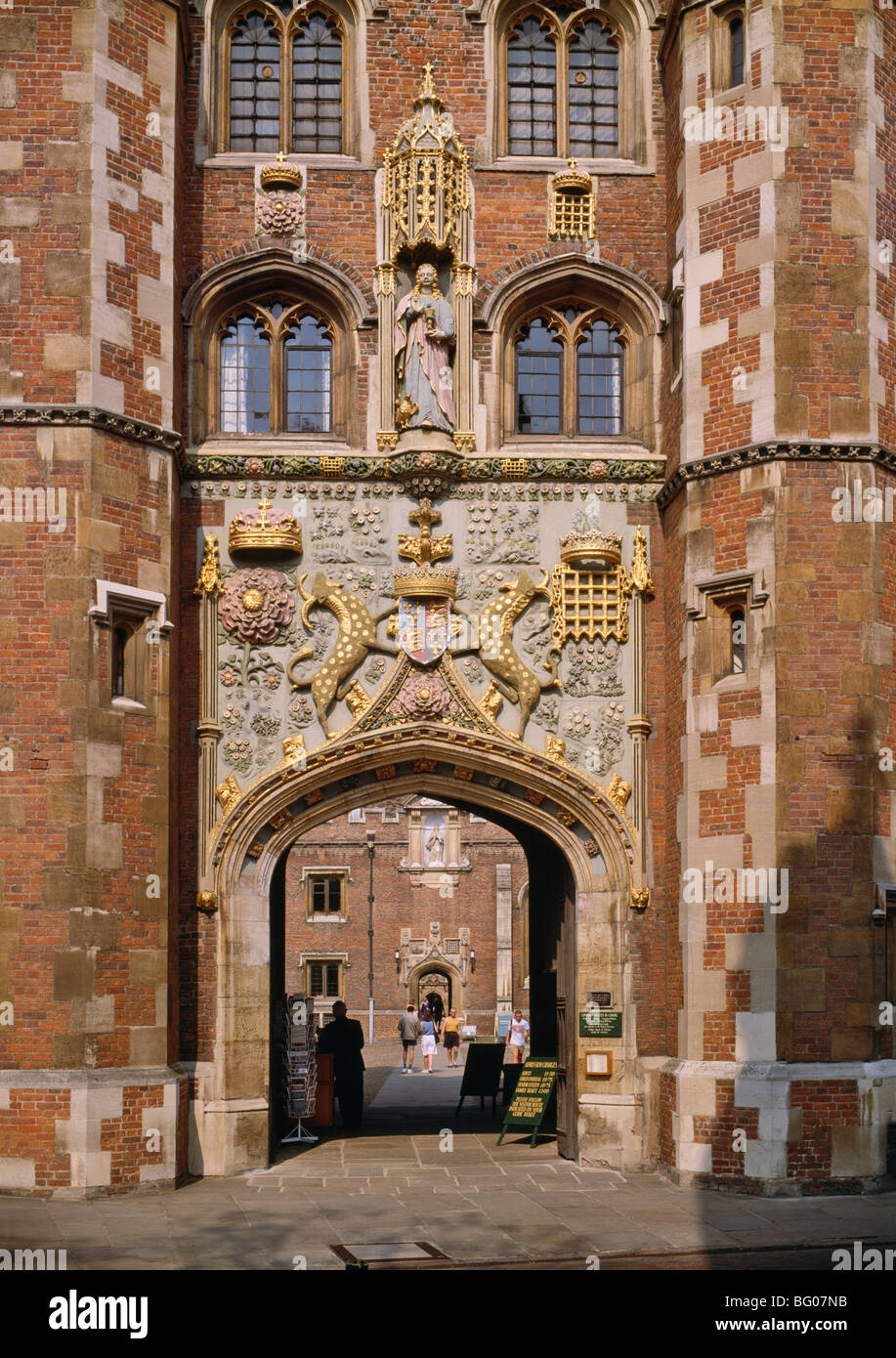 Eingangstor des St. Johns College mit dem Wappen von Lady Margaret Beaufort, Cambridge, Cambridgeshire, Großbritannien Stockfoto