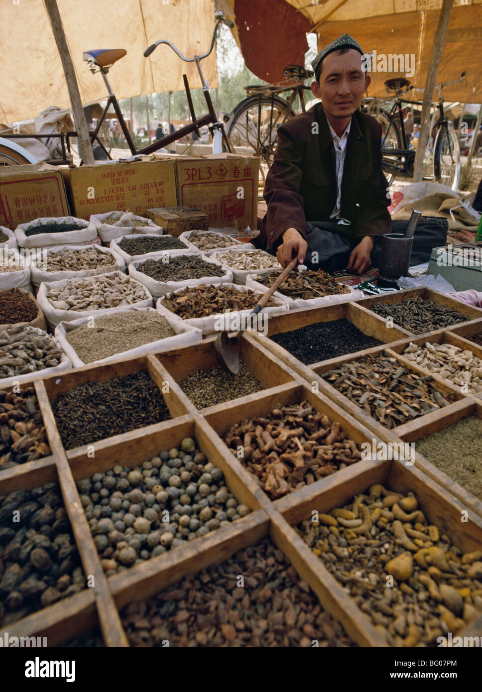 Verkauf von pflanzlichen Arzneimitteln in Kashi (Kashgar) Sonntagsmarkt, Provinz Xinjiang, China, Asien Stockfoto