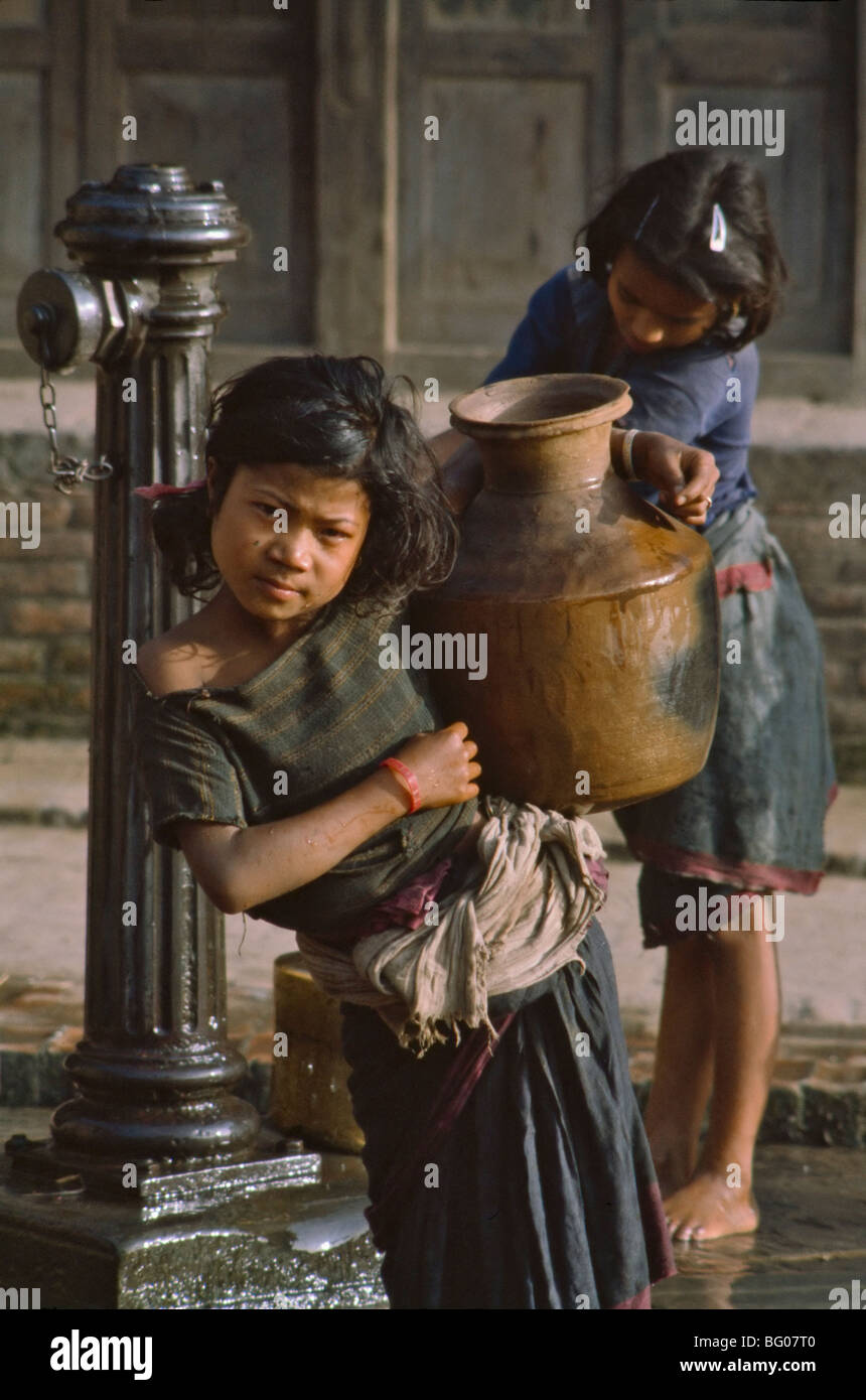Mädchen tragen Wasserflasche in Bhaktapur, Nepal, Asien Stockfoto