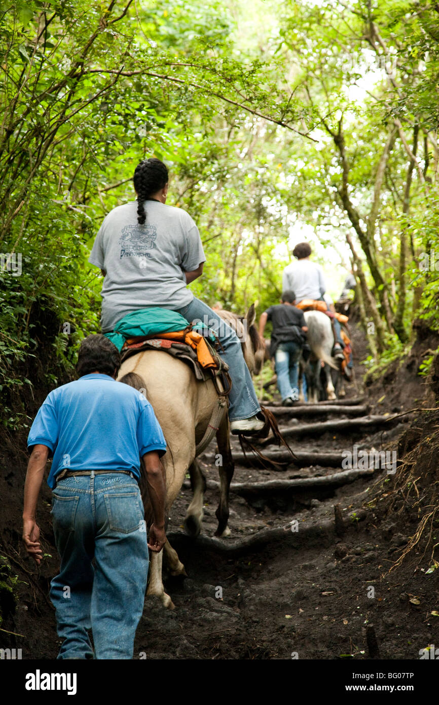 Trekking und Reiten in Richtung der Pacaya Vulkans Gipfel. Nationalpark Vulkan Pacaya. Stockfoto