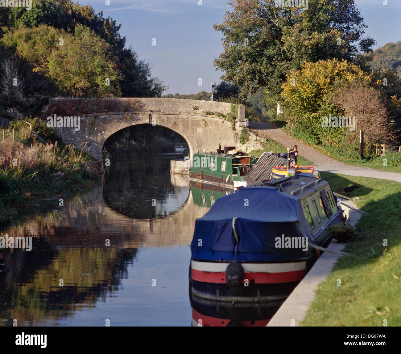 Narrowboats festgemacht an der Kennet und Avon Kanal bei Bathampton, in der Nähe von Bath, Avon, England, Vereinigtes Königreich, Europa Stockfoto