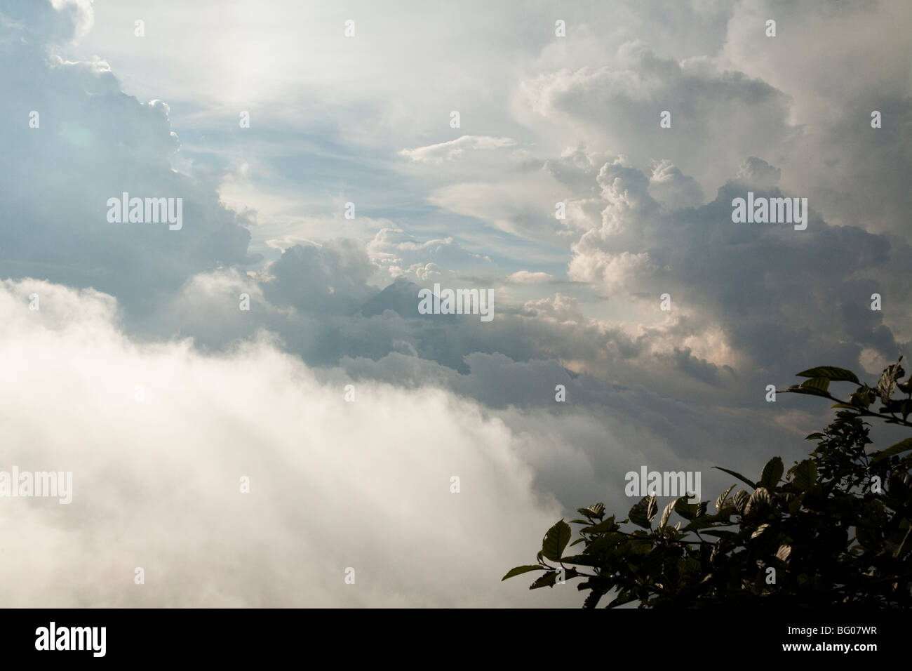 Agua Vulkan-Gipfel in dicken Wolken von Vulkans Pacaya gesehen. Nationalpark Vulkan Pacaya. Stockfoto