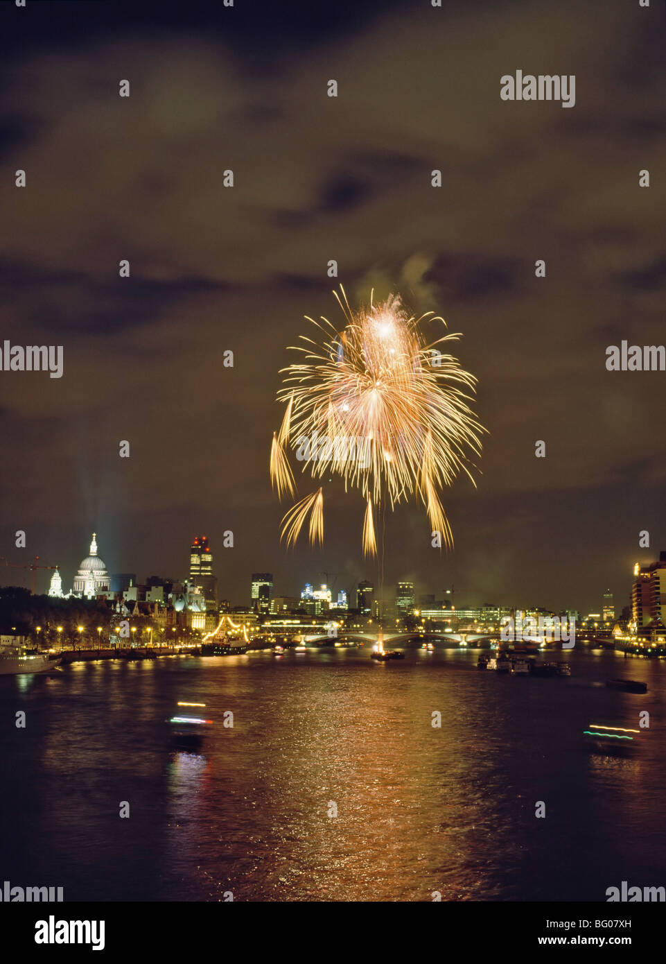 Feuerwerk über der Themse nach der Lord Mayor Parade, London, England, Vereinigtes Königreich, Europa Stockfoto