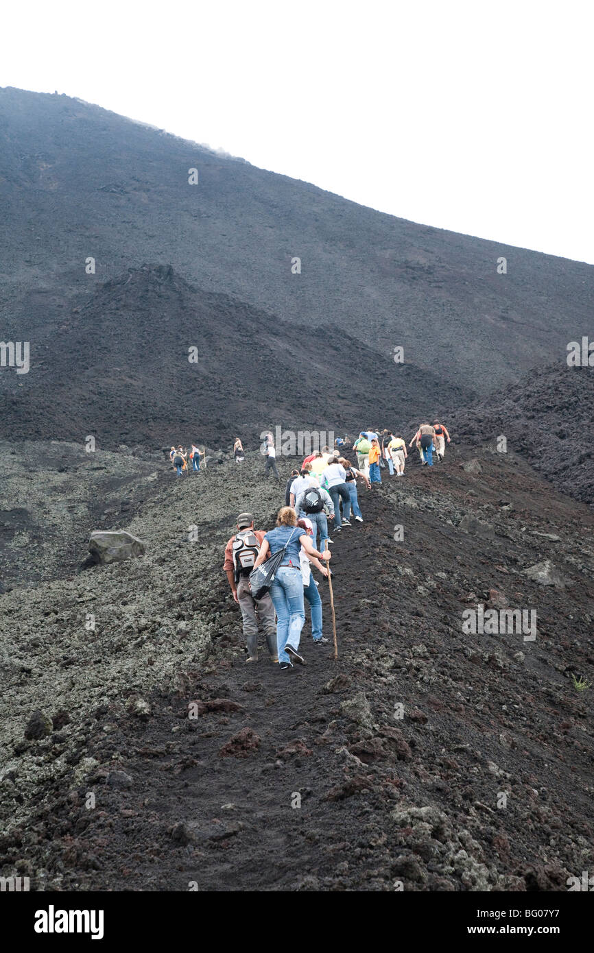 Die Geröllhalde zum Pacaya Vulkans Gipfel raufkraxeln. Nationalpark Vulkan Pacaya. Stockfoto