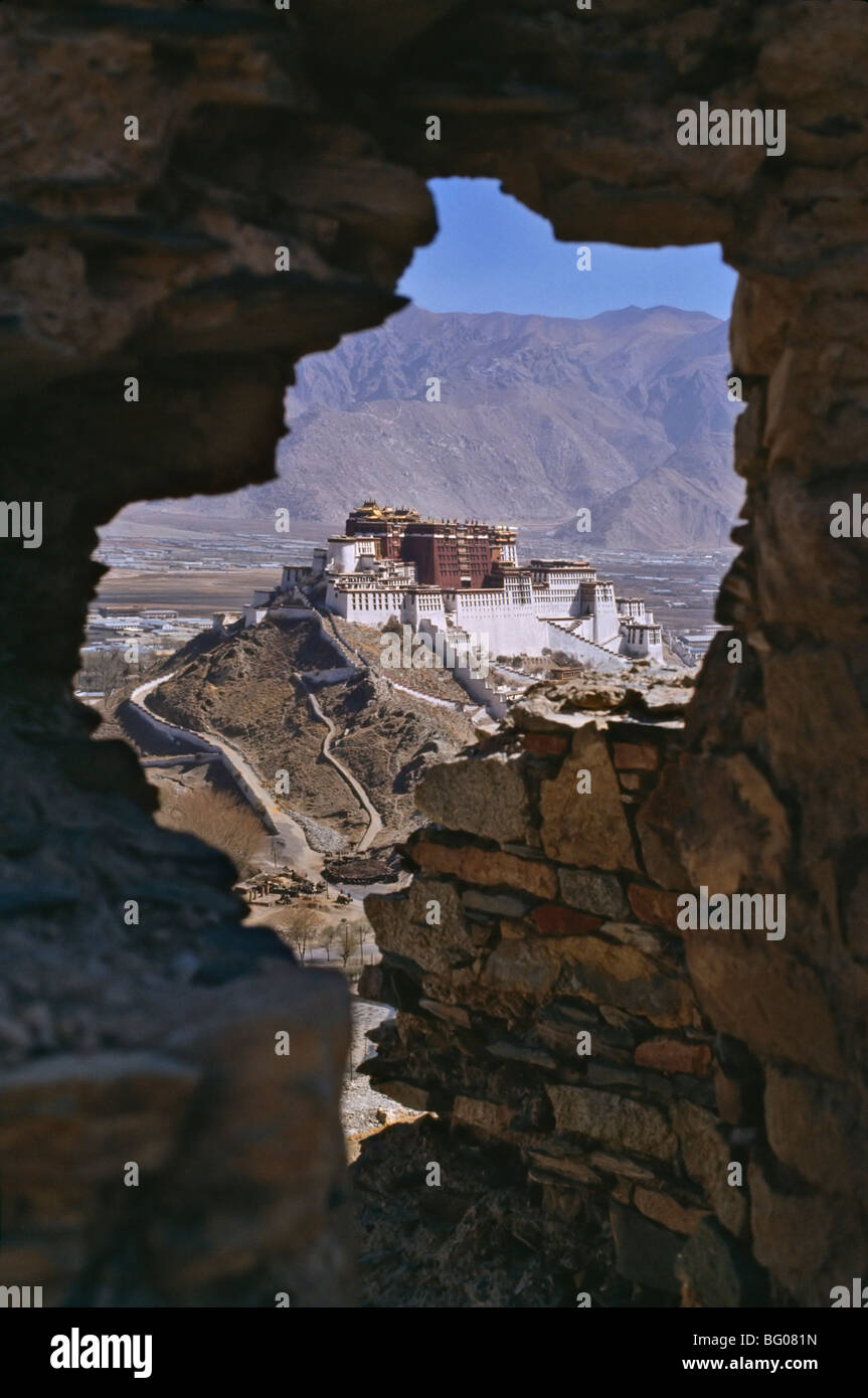 Potala-Palast, UNESCO-Weltkulturerbe, gesehen durch ruiniert Fort Fenster, Lhasa, Tibet, China, Asien Stockfoto