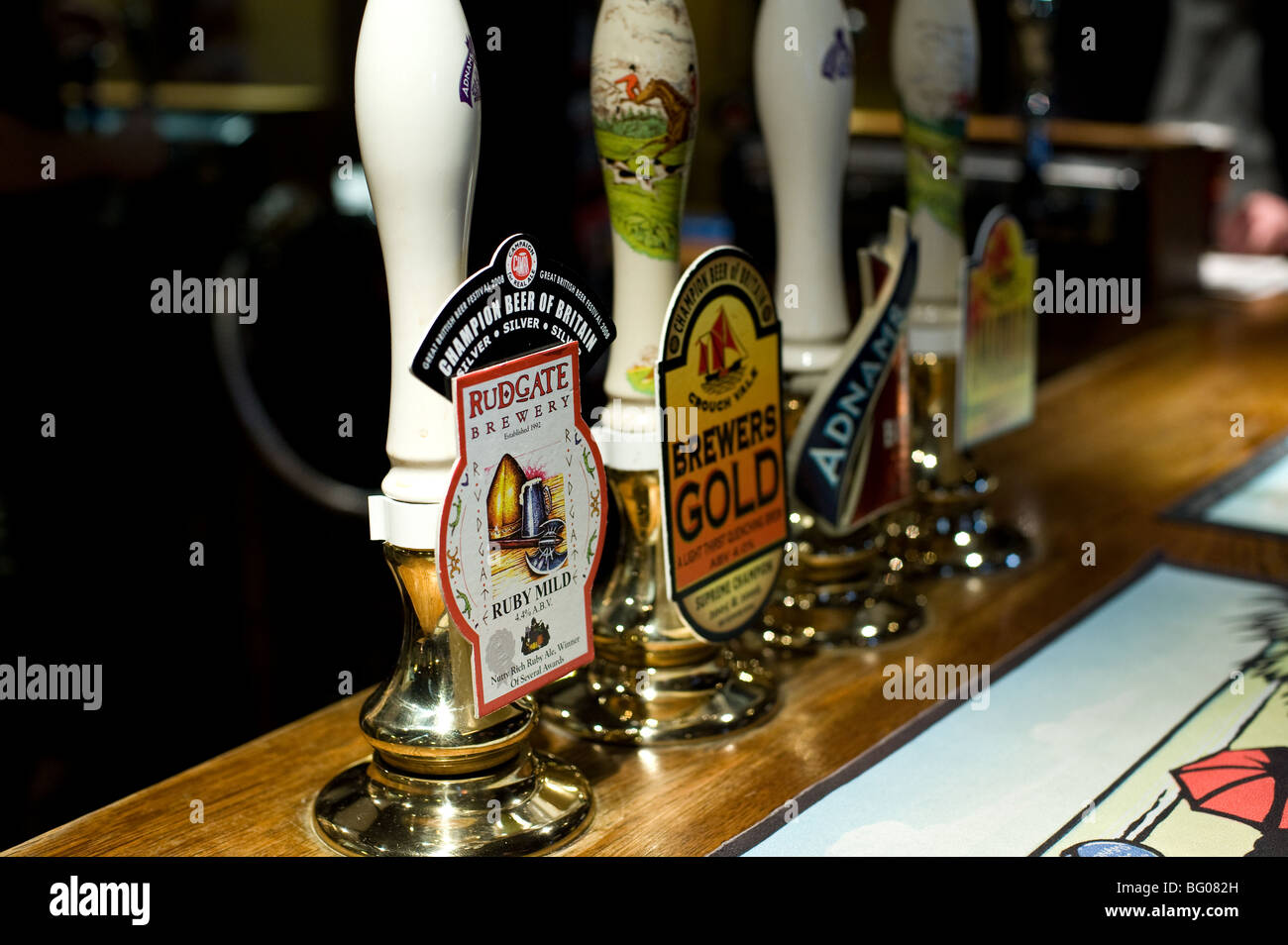 Bier pumpt an einer Bar in einem öffentlichen Haus in Essex. Stockfoto