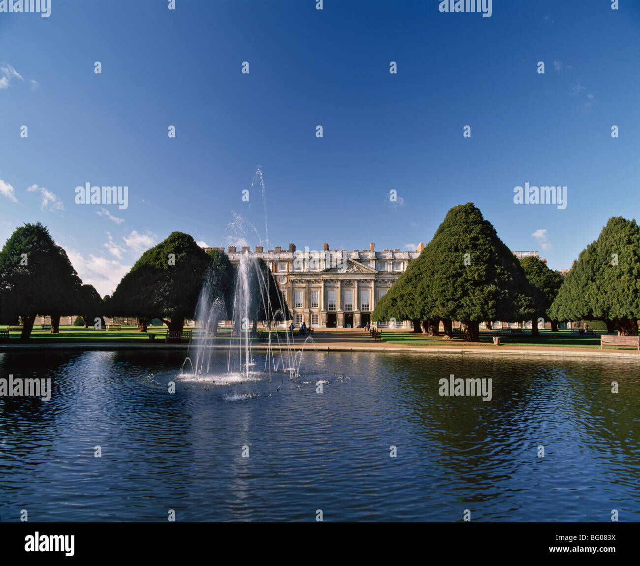 See, Brunnen und Zierbäume in Hampton Court Palace-Gelände in der Nähe von London, England, Vereinigtes Königreich, Europa Stockfoto