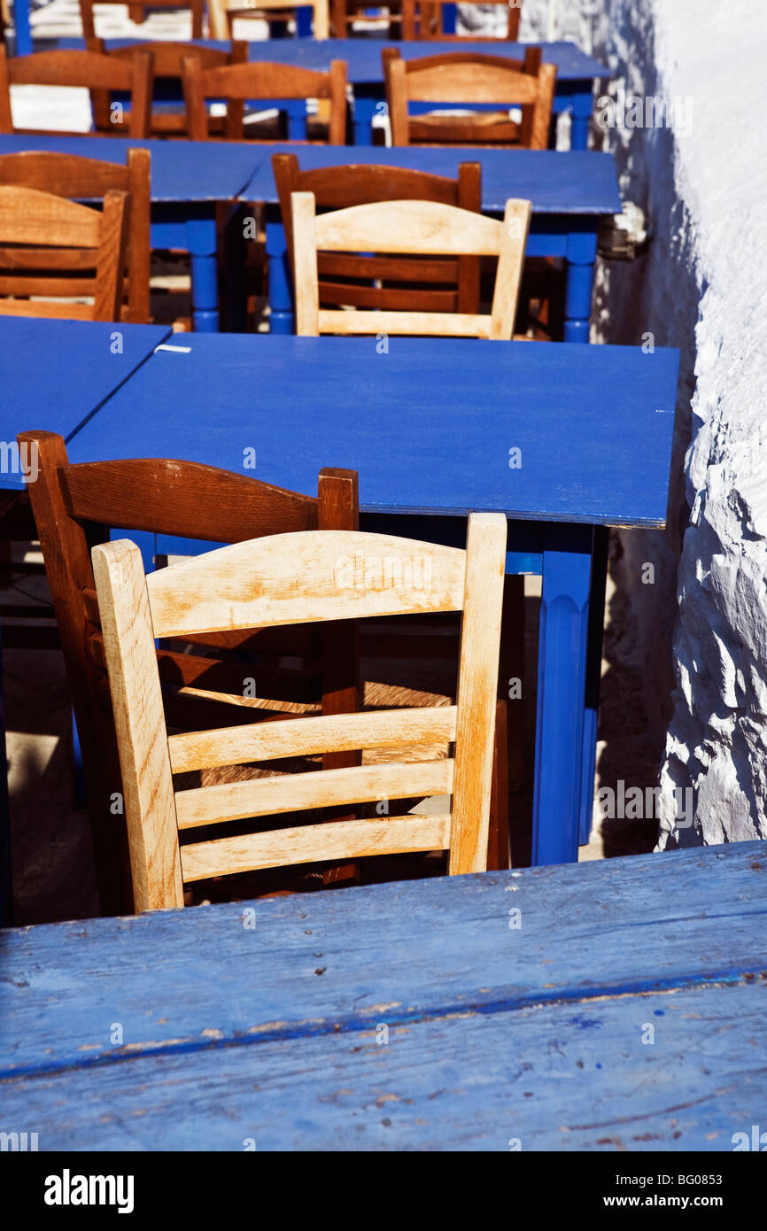 Reihe von griechischen Stühle und Tische Skopelos Stadt Griechenland Stockfoto