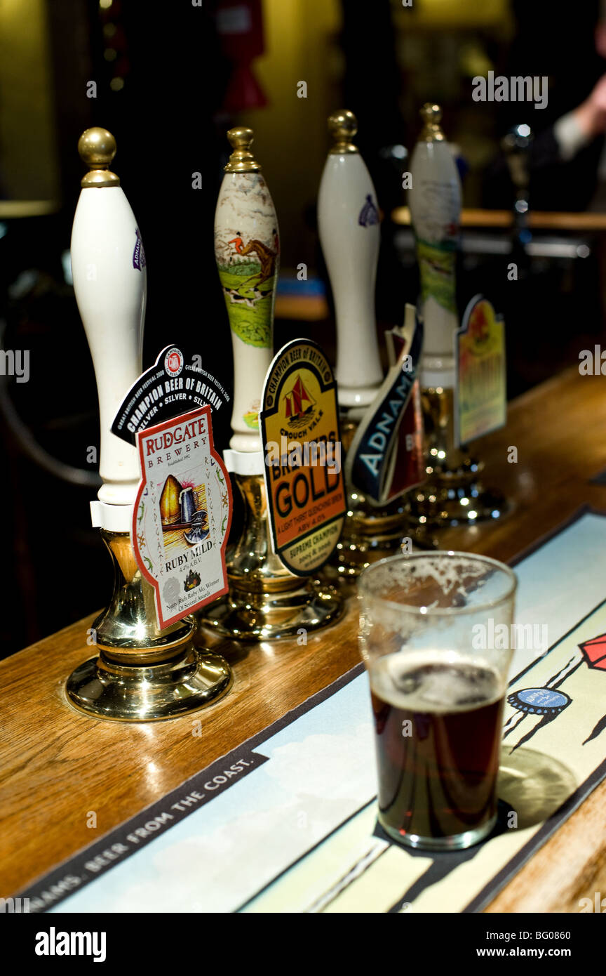 Ein Pint echtes Ale an der Bar eines öffentlichen Hauses in Essex. Stockfoto