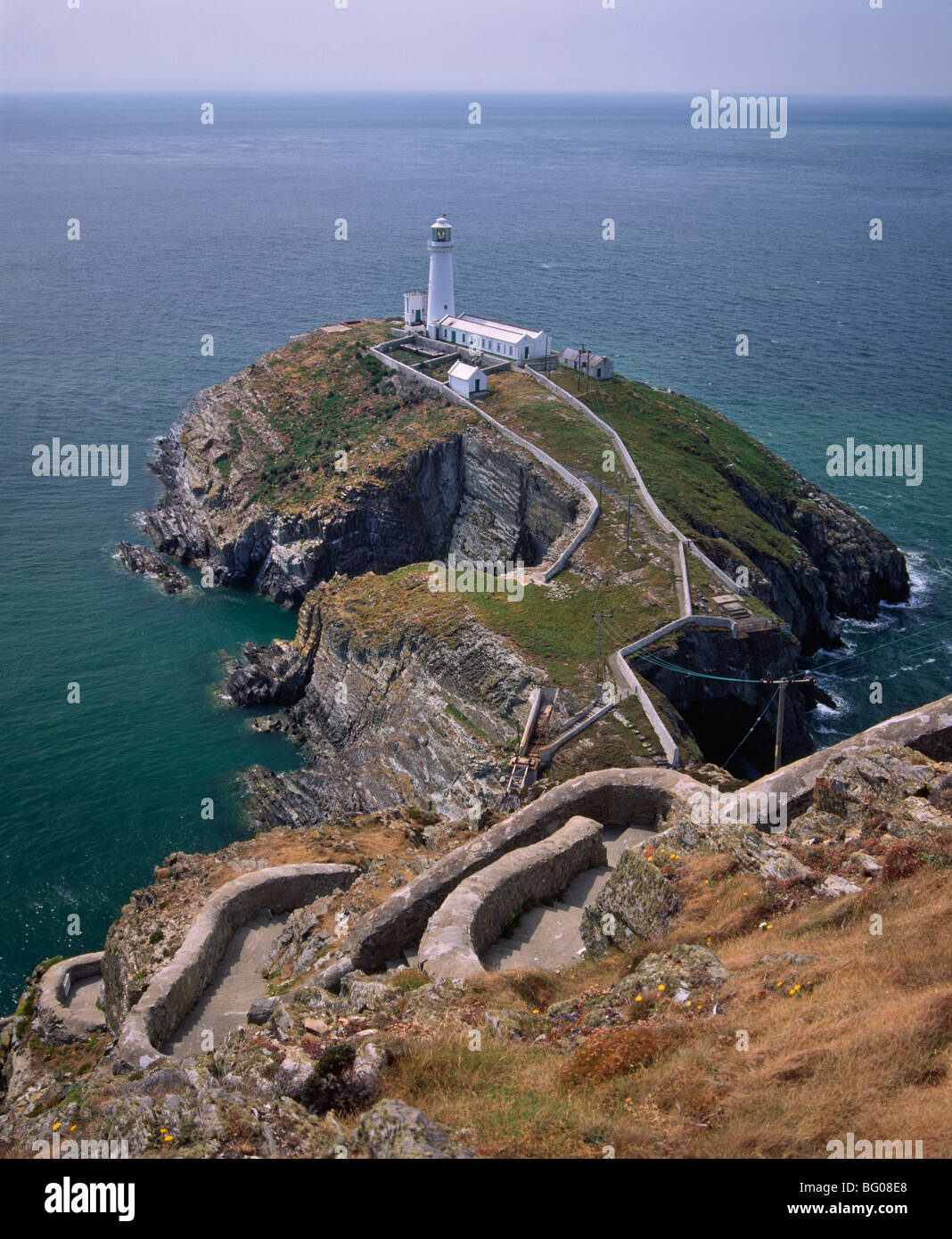 South Stack Leuchtturm an der westlichen Spitze von Holy Island, Anglesey, North Wales, Wales, Vereinigtes Königreich, Europa Stockfoto