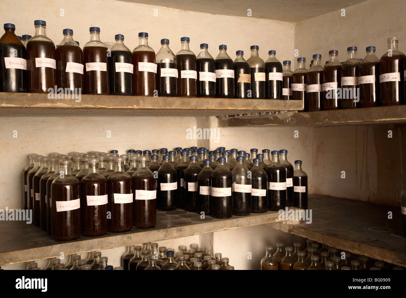 Ayurvedischen Öl-Flaschen bei Ayurveda zu Hause zu bleiben, in Palakaad, Kerala, Indien, Asien Stockfoto