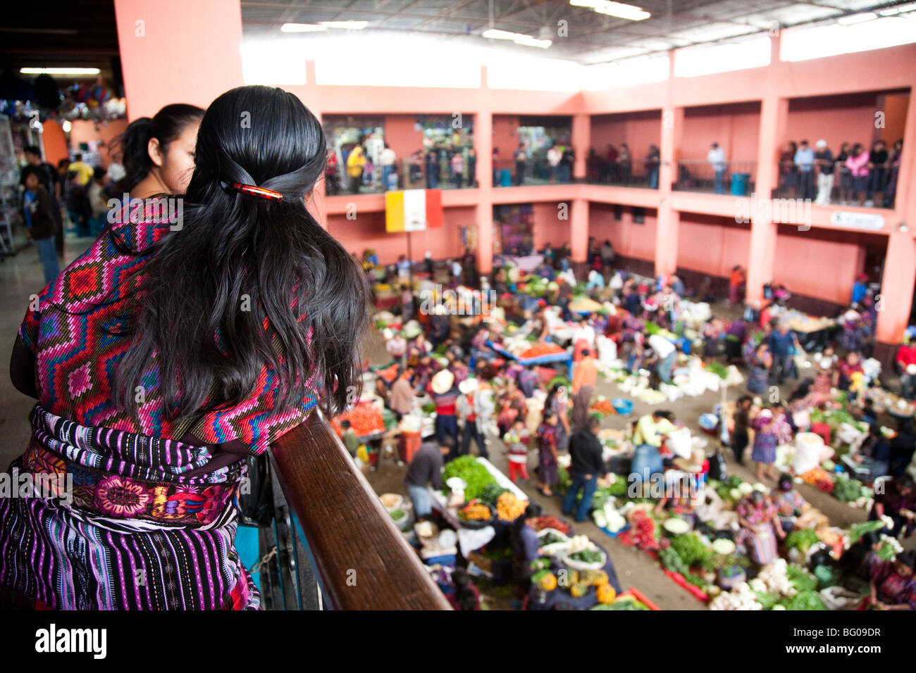 Käufer und Verkäufer bei anstrengenden outdoor-Markt, erhöhten Blick in Chichicastenango Guatemala. Stockfoto