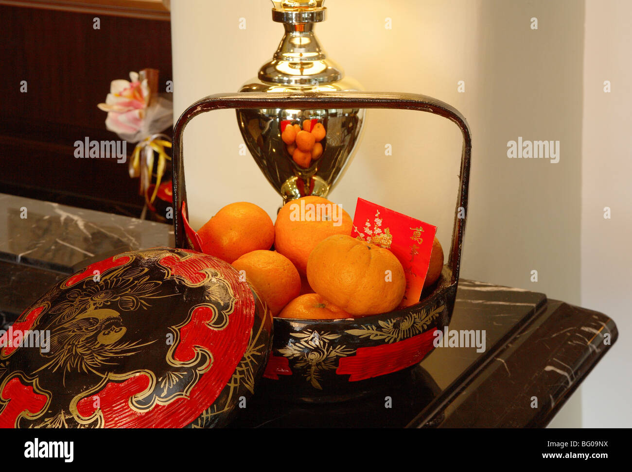 Chinese New Year Dekoration mit Orangen und roten Paket Stockfoto