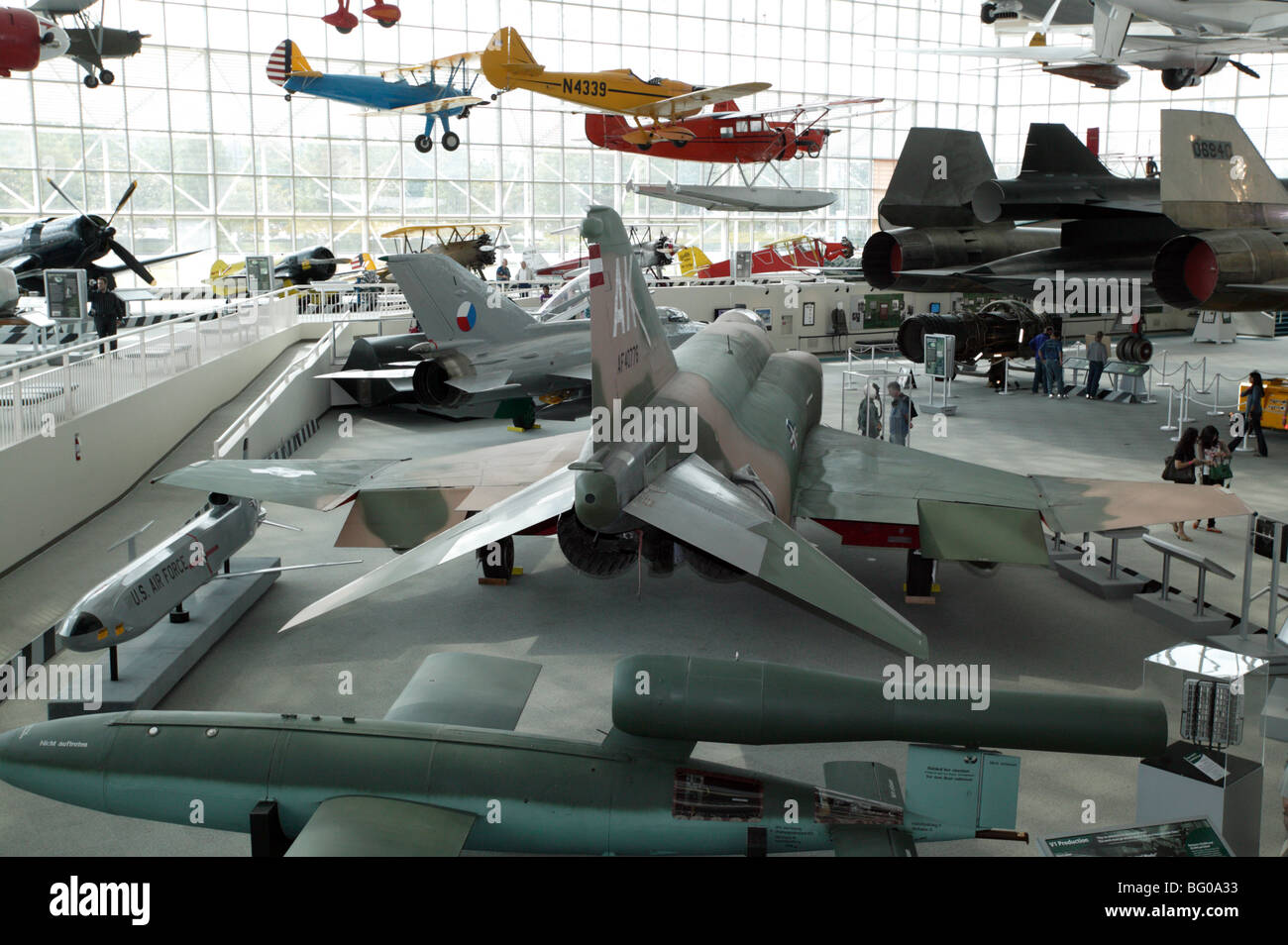 Gesamtansicht der Teil der großen Galerie im Museum of Flight in Seattle. Eine F4 Phantom II ist in der Mitte des Rahmens Stockfoto