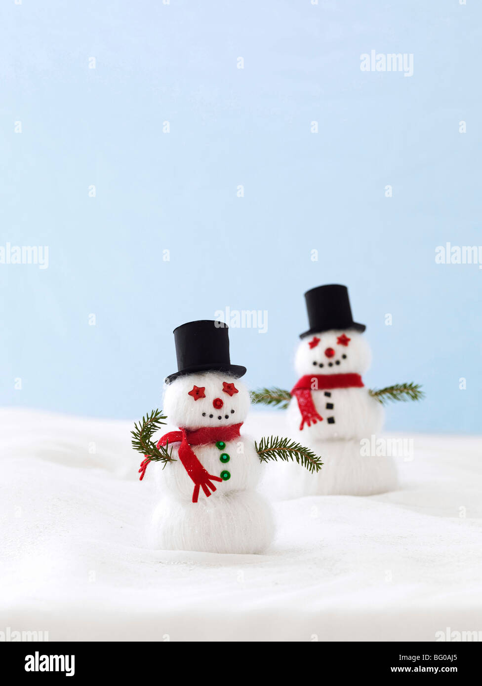 Wohnkultur, Schneemann aus weißem Garn hergestellt Stockfoto