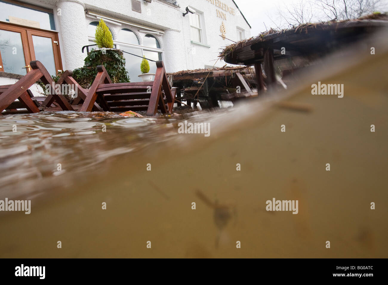 Das Wasser Kante Hotel in Ambleside, beschädigt durch die verheerenden Überschwemmungen in November 2009, in Cumbria, UK. Stockfoto