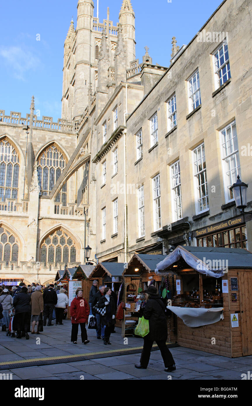 Bad-Weihnachtsmarkt in den Bezirken der Abtei Kunden und Budenbesitzer Somerset England UK Stockfoto