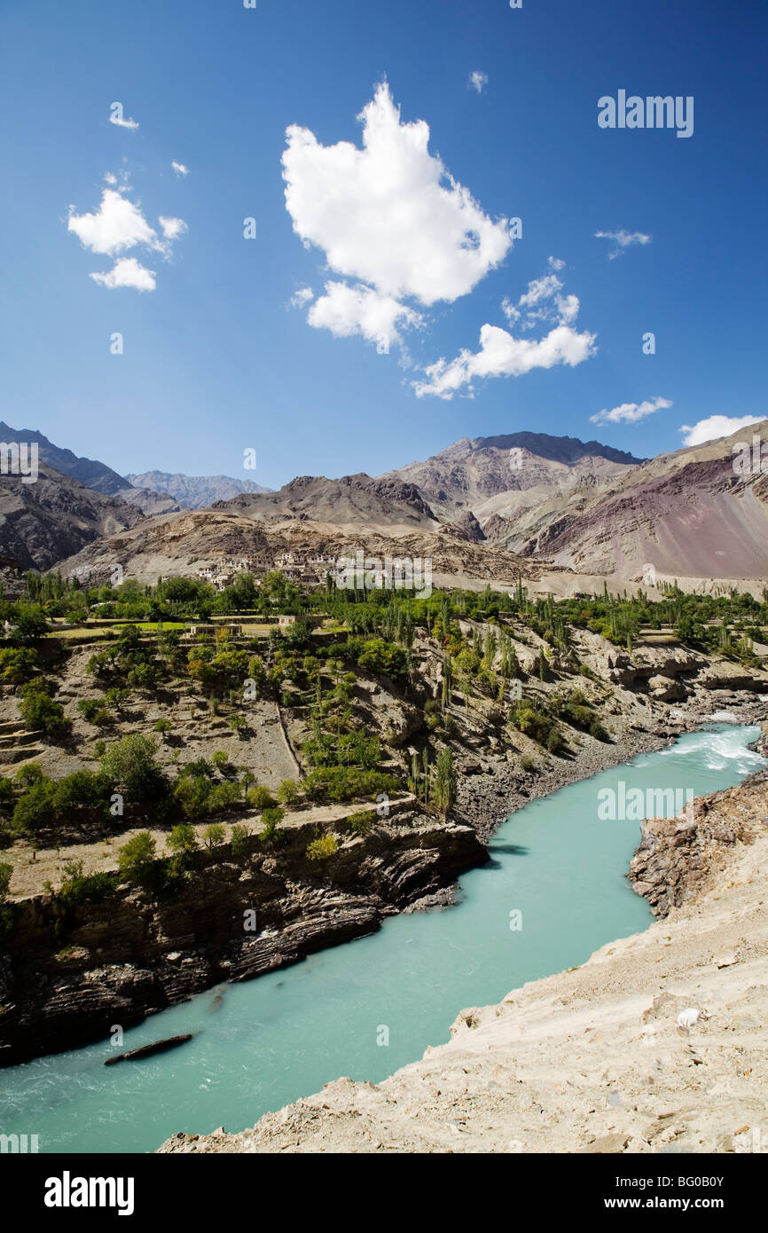 Indus Fluß läuft durch Ladakh im indischen Himalaya. Stockfoto