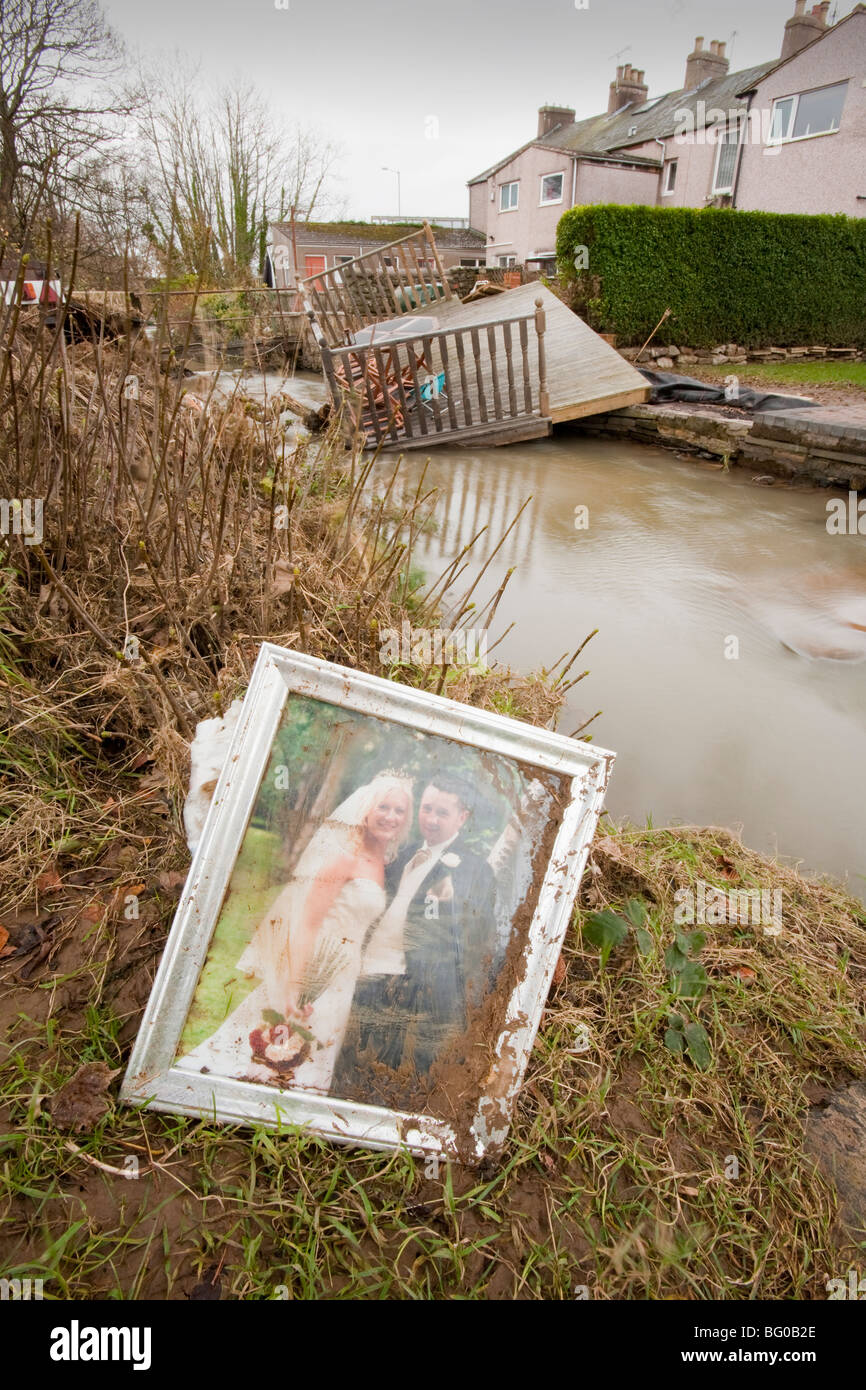 Ein Hochzeitsfoto gewaschen aus einem überfluteten Haus in Workington, von den verheerenden Überschwemmungen von November 2009. Stockfoto
