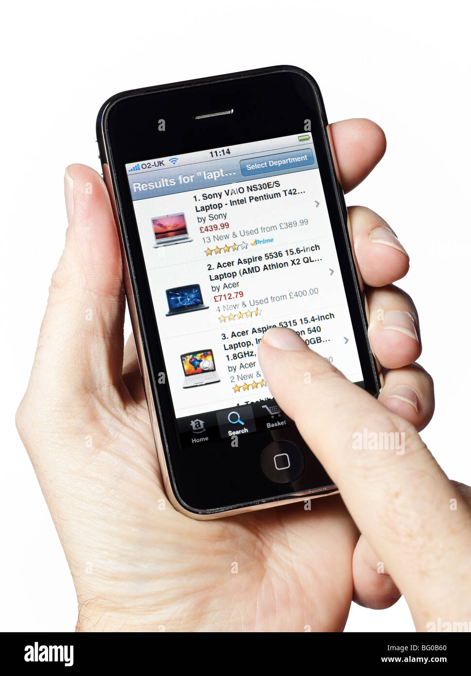 Männliche Hand hält ein altes iPhone mit Amazon Shopping App auf einem Smartphone Smartphone Smartphone Mobiltelefon Stockfoto