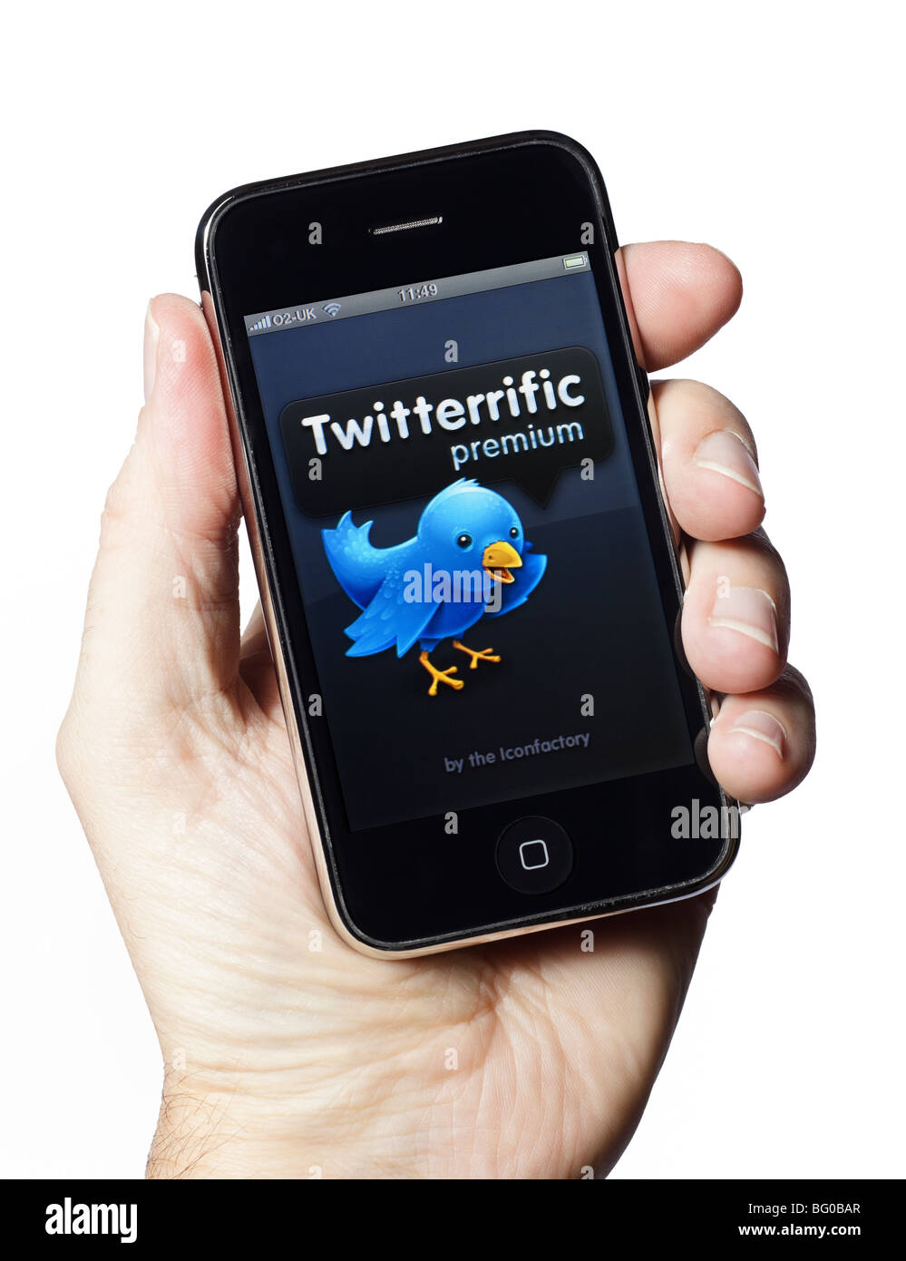 Männliche Hand, die iPhone zeigt Twitteriffic Twitteranwendung auf weißem Hintergrund Stockfoto