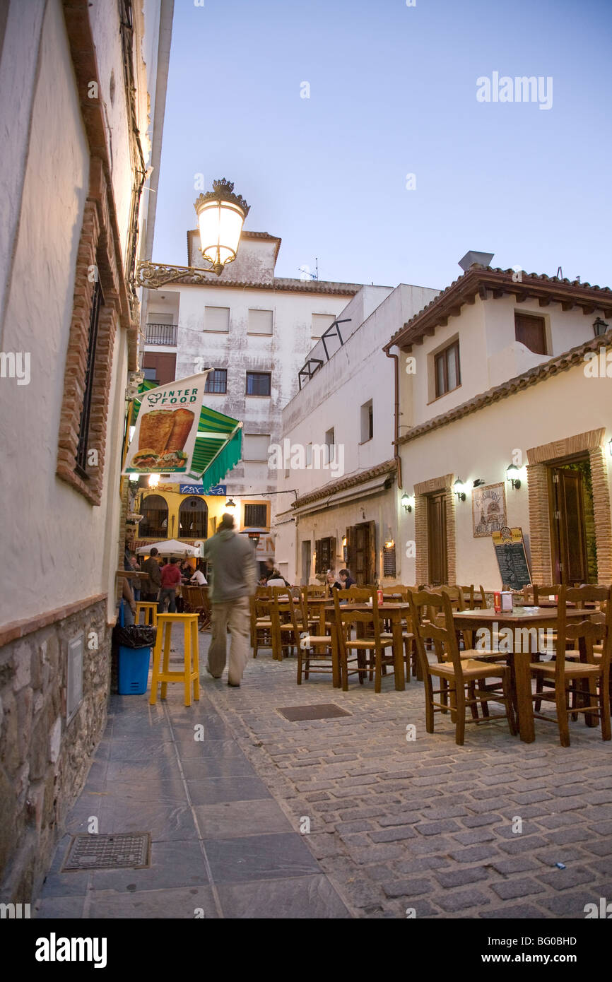 Möbel auf einem Bürgersteig-Café, Tarifa, Provinz Cadiz, Andalusien, Spanien Stockfoto