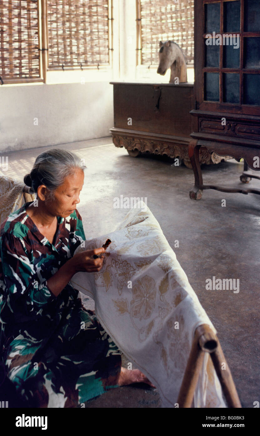 Frau Vorbereitung Batik Druck in Solo, Java, Indonesien, Südostasien, Asien Stockfoto