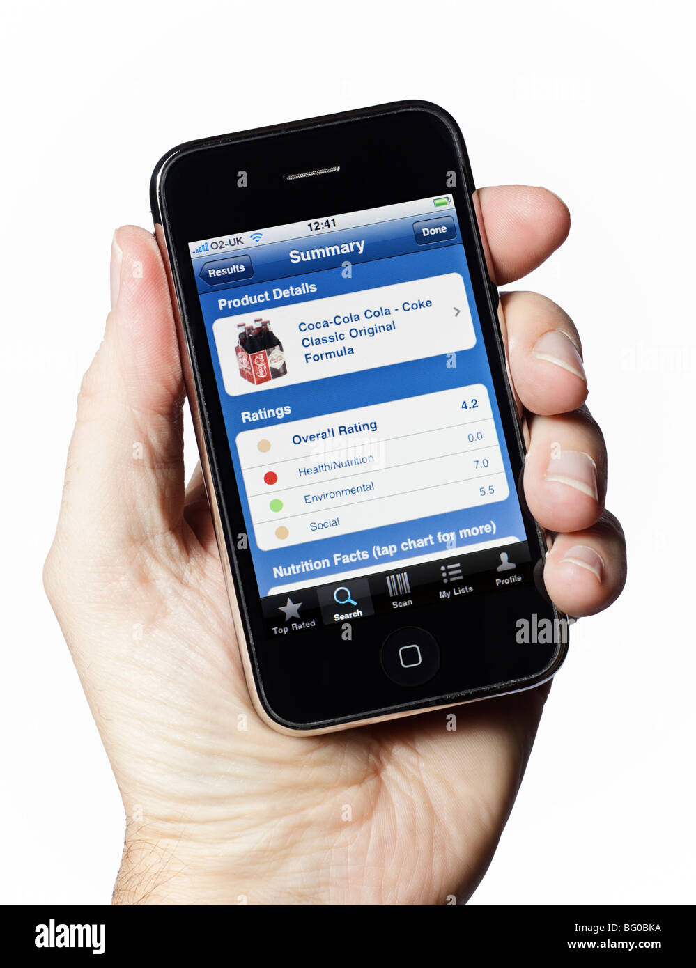 Männliche Hand, die iPhone Anwendung GoodGuide grün waren Stockfoto