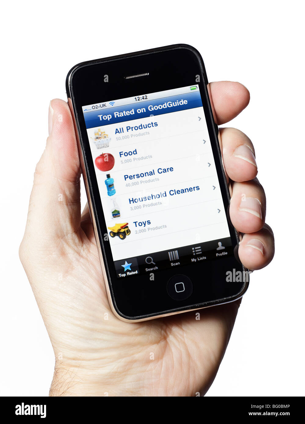 Männliche Hand, die iPhone Anwendung GoodGuide grünen waren auf weißem Hintergrund Stockfoto