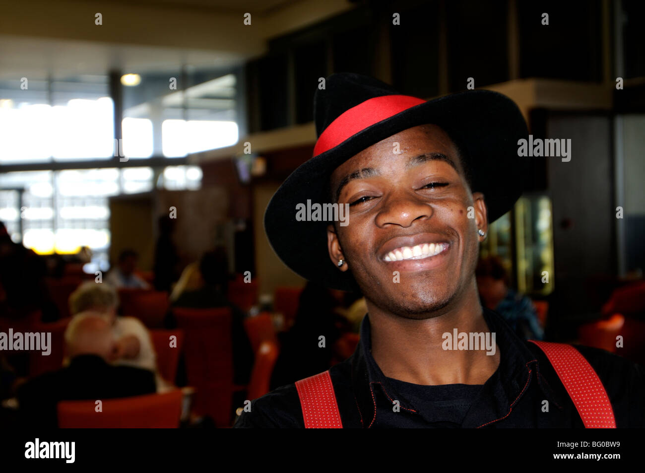 afrikanischer Mann arbeitet im Restaurant Tambo international Airport, johannesburg Stockfoto