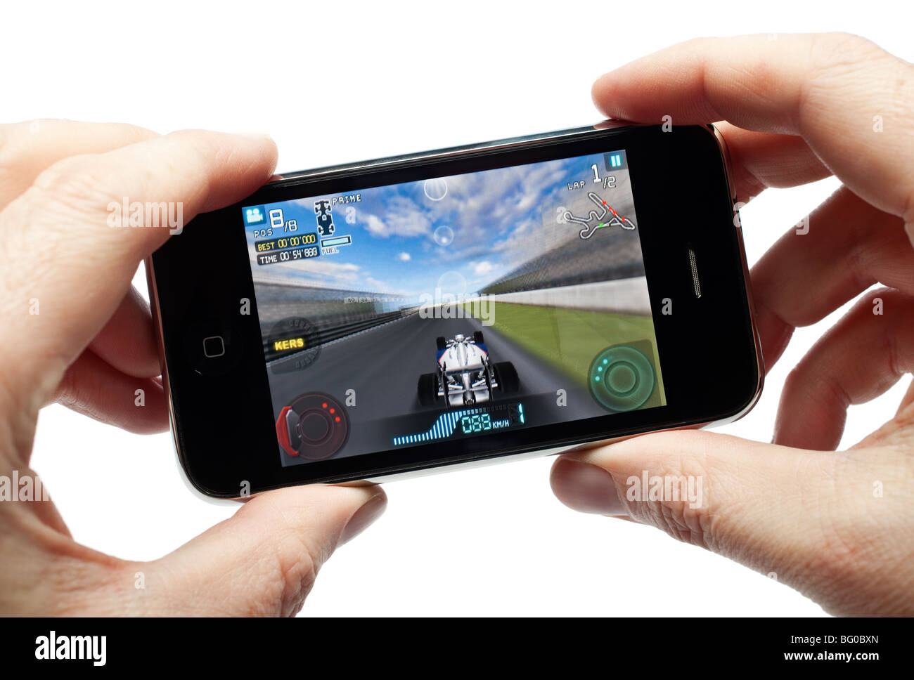 Männliche Hände halten ein iPhone Smartphone Smartphone Handy spielen ein Auto Rennspiel auf weißem Hintergrund Stockfoto