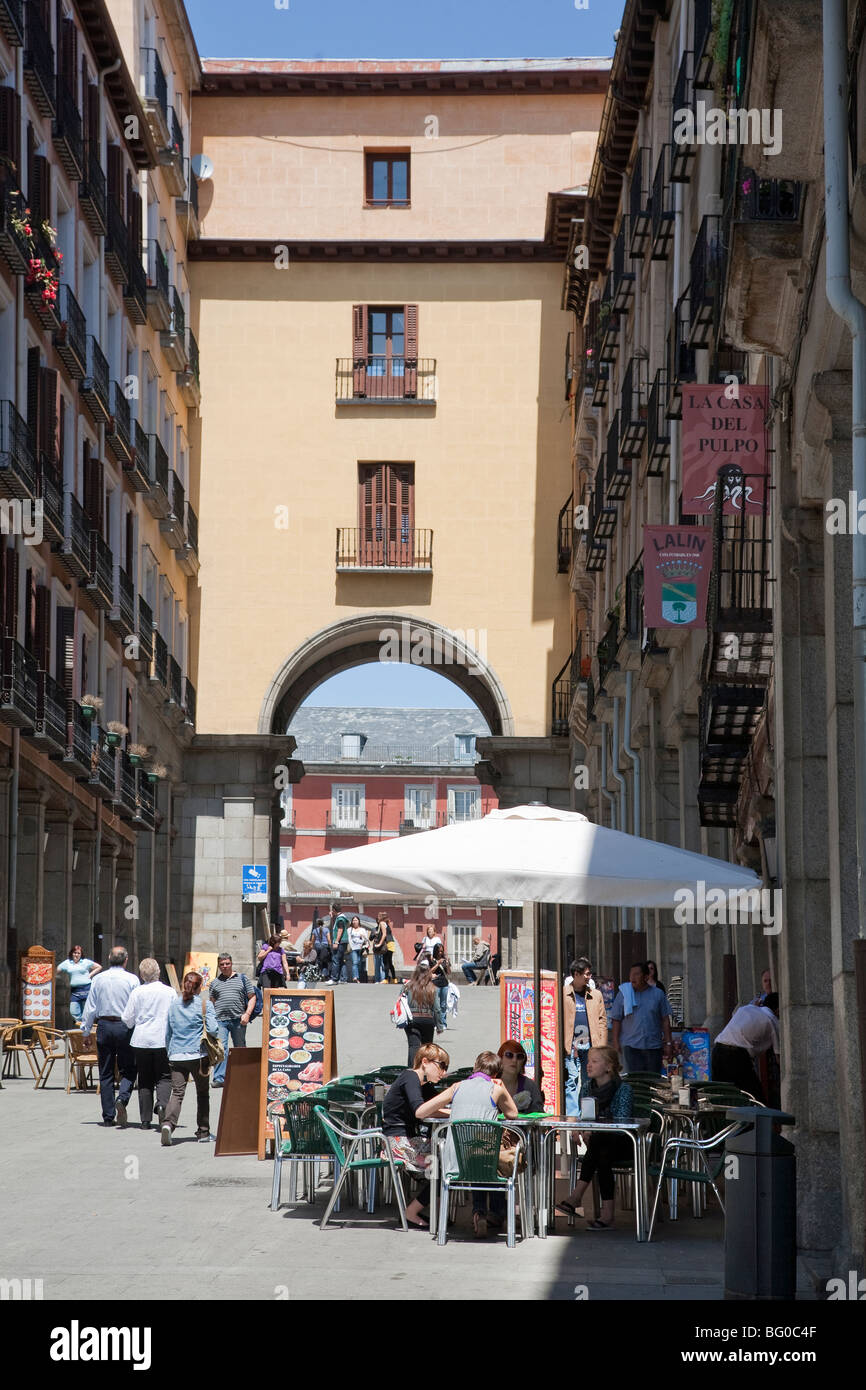 Gruppe von Menschen in einem Straßencafé, Calle De La Sal, Madrid, Spanien Stockfoto