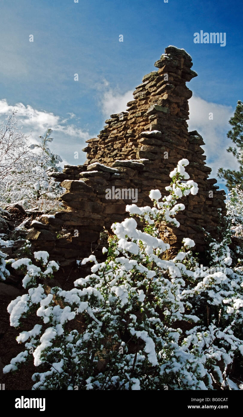 Indischen Ruinen Mauer gebaut aus Stein und Lehm mit frischem Schnee Stockfoto