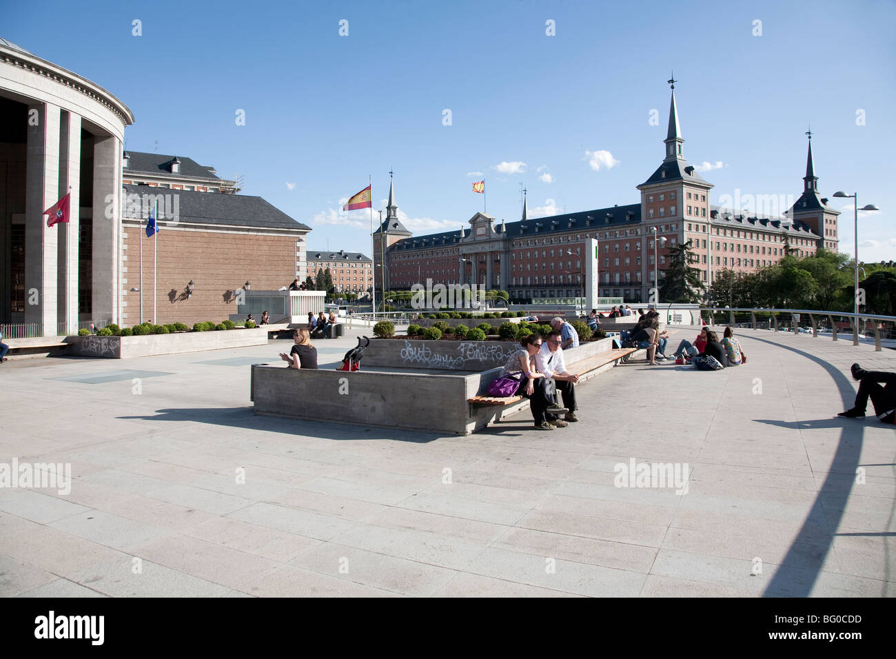 Touristen auf einem Marktplatz Moncloa-u-Bahnstation, Cuartel General del Aire, Moncloa, Madrid, Spanien Stockfoto