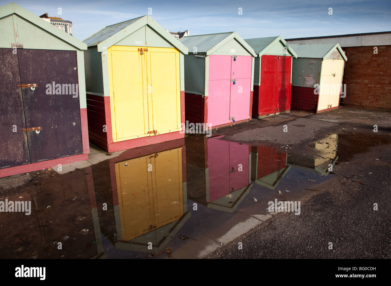 Strandhütten mit gespiegelten Reflexionen in Pfützen nach Regen fallen. Stockfoto