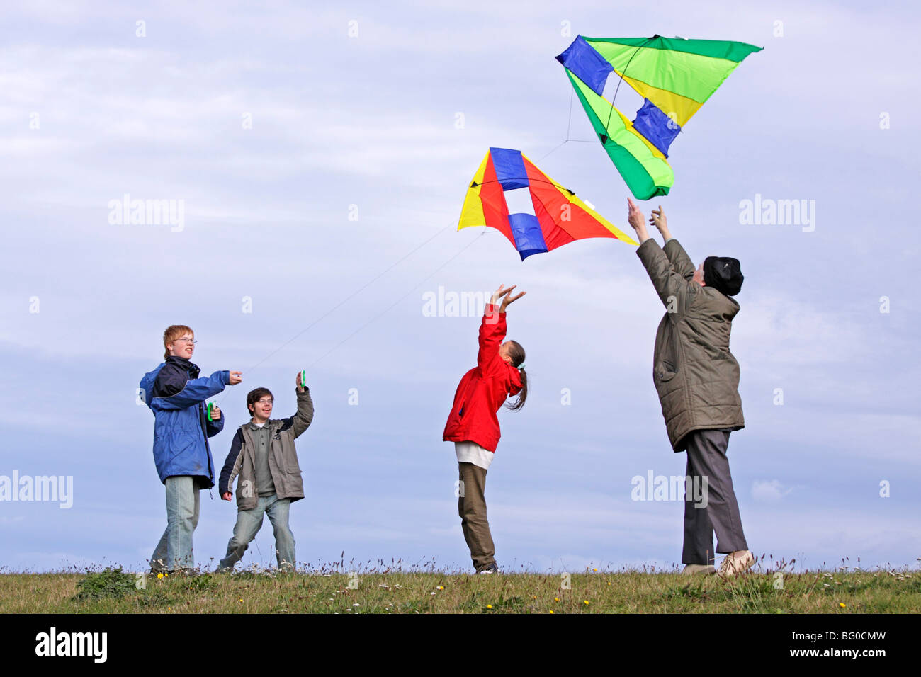 Familie fliegenden Drachen Stockfoto