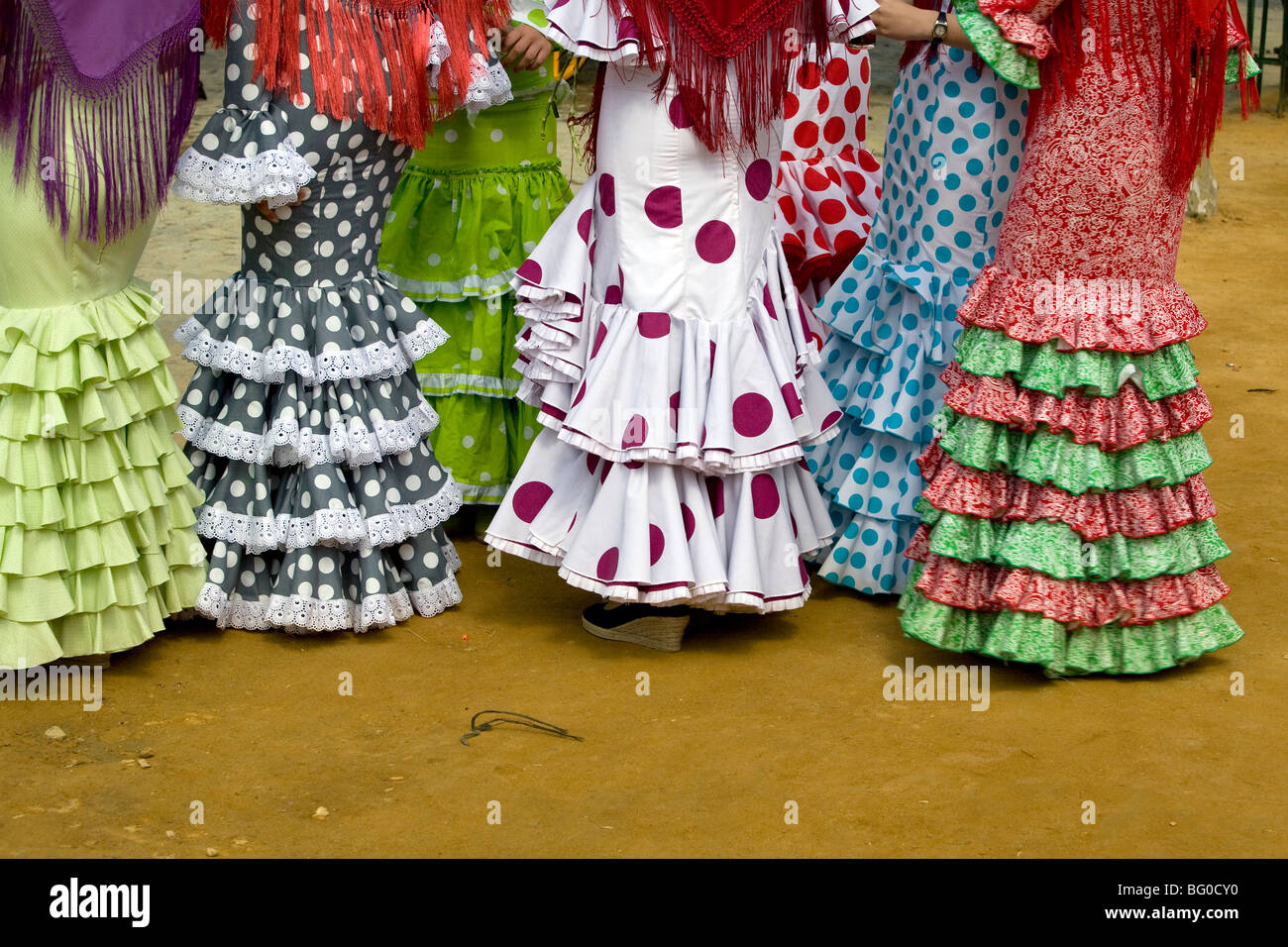 Frauen in traditioneller Kleidung in einer Messe, Sevilla, Andalusien, Spanien Stockfoto