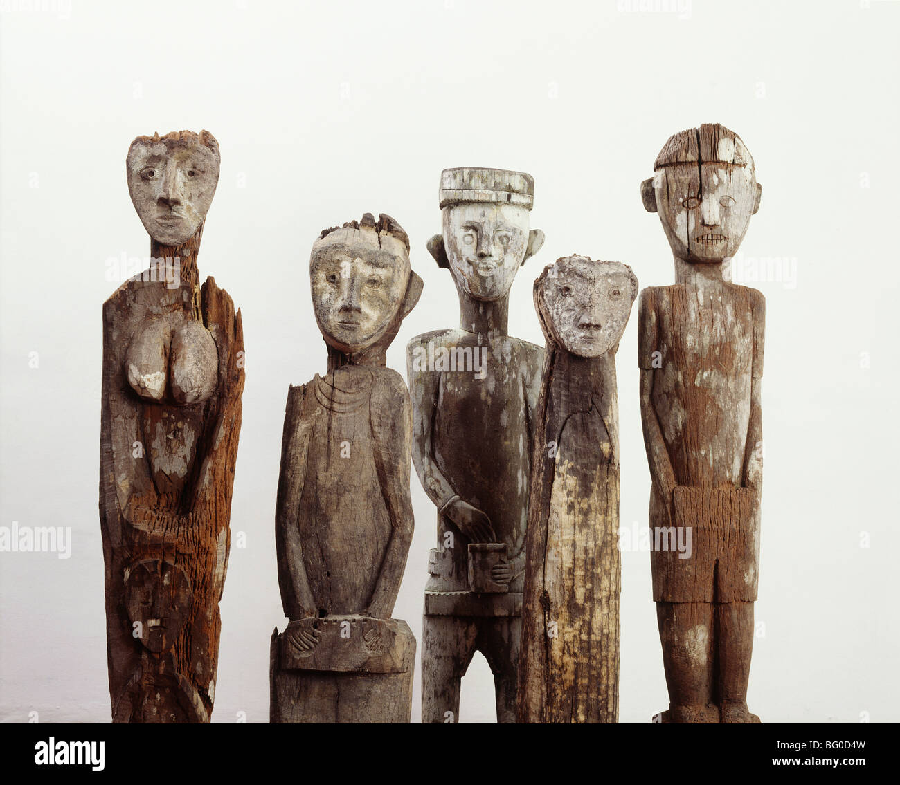Wächter-Figuren aus Holz, geschnitzt gefunden in der Nähe von Dörfern zum Schutz vor bösen Geistern, Sarawak, Borneo, Malaysia Stockfoto