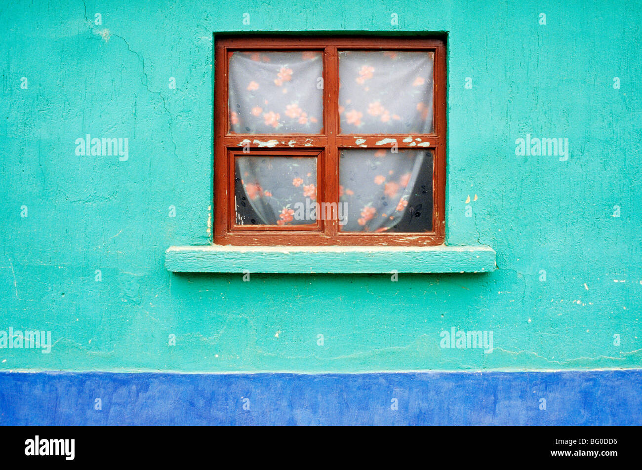 Fenster mit Vorhängen, Joyabaj, Guatemala Stockfoto