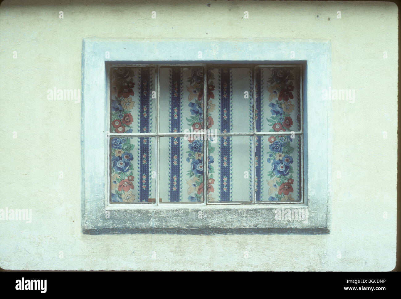 Fenster mit Vorhängen, Joyabaj, Guatemala Stockfoto