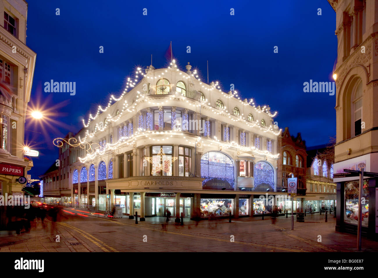 Weihnachtslichter beleuchten Jarrolds Kaufhaus in Norwich City Center Stockfoto