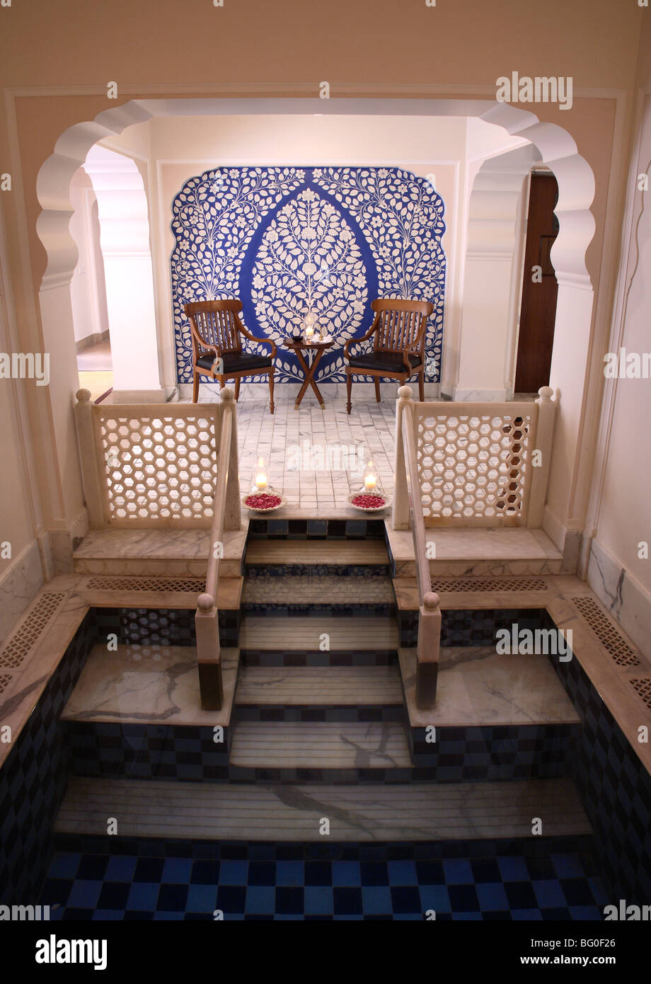 Wasser-Therapieraum mit Plunge pool, Raj Vilas Hotel, Jaipur, Rajaasthan, Indien, Asien Stockfoto